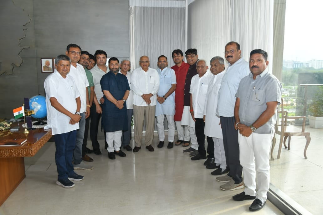 તા.૦૯/૦૭/૨૦૨૪ ના રોજ ગાંધીનગર ખાતે માનનીય મુખ્યમંત્રી શ્રી ભુપેન્દ્રભાઈ પટેલ સાહેબને રૂબરૂ મળી ઉનાળુ ડાંગરના પોષણક્ષમ ભાવ તથા બોઈલ ચોખા પરની એક્સપોર્ટ ડ્યુટી ઘટાડવા માટે રજૂઆત કરી.